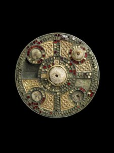 Broche de disco, 400-1066 (vidrio, oro, marfil)